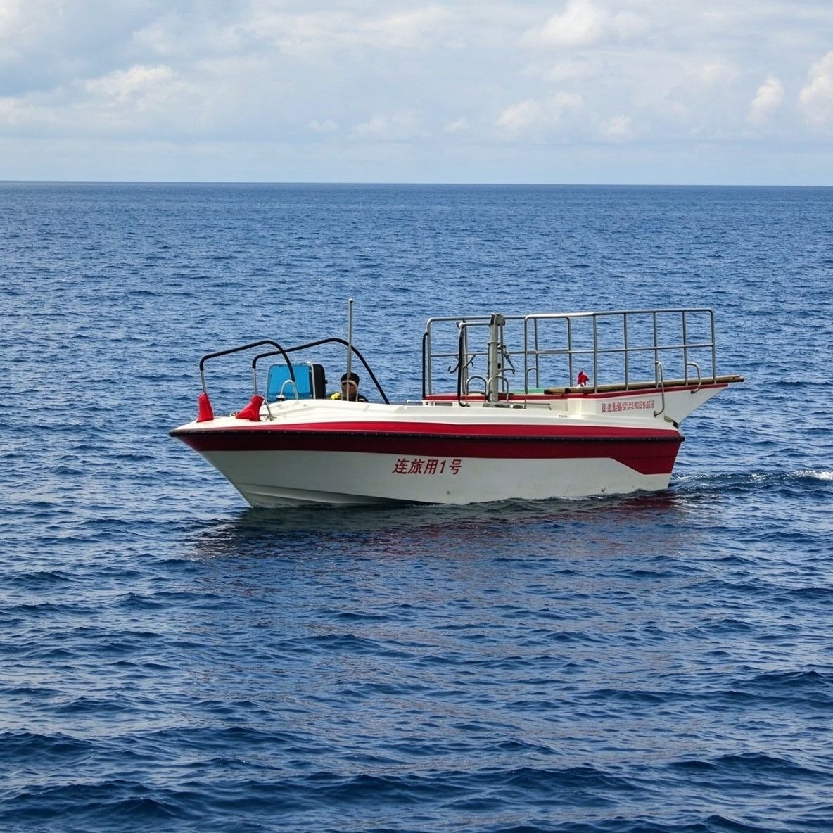 HD-760T open passenger boat underway on open water