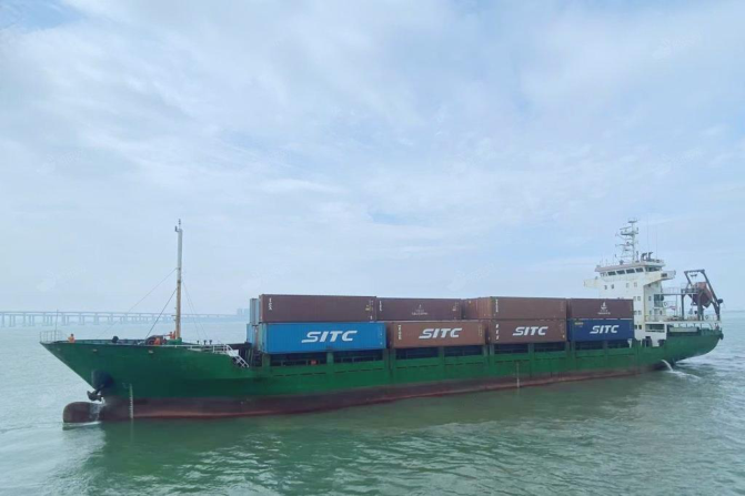 Cargo container vessel