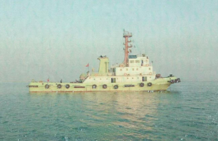 WAN-TUG-001 tugboat in misty conditions with red mast and communications array